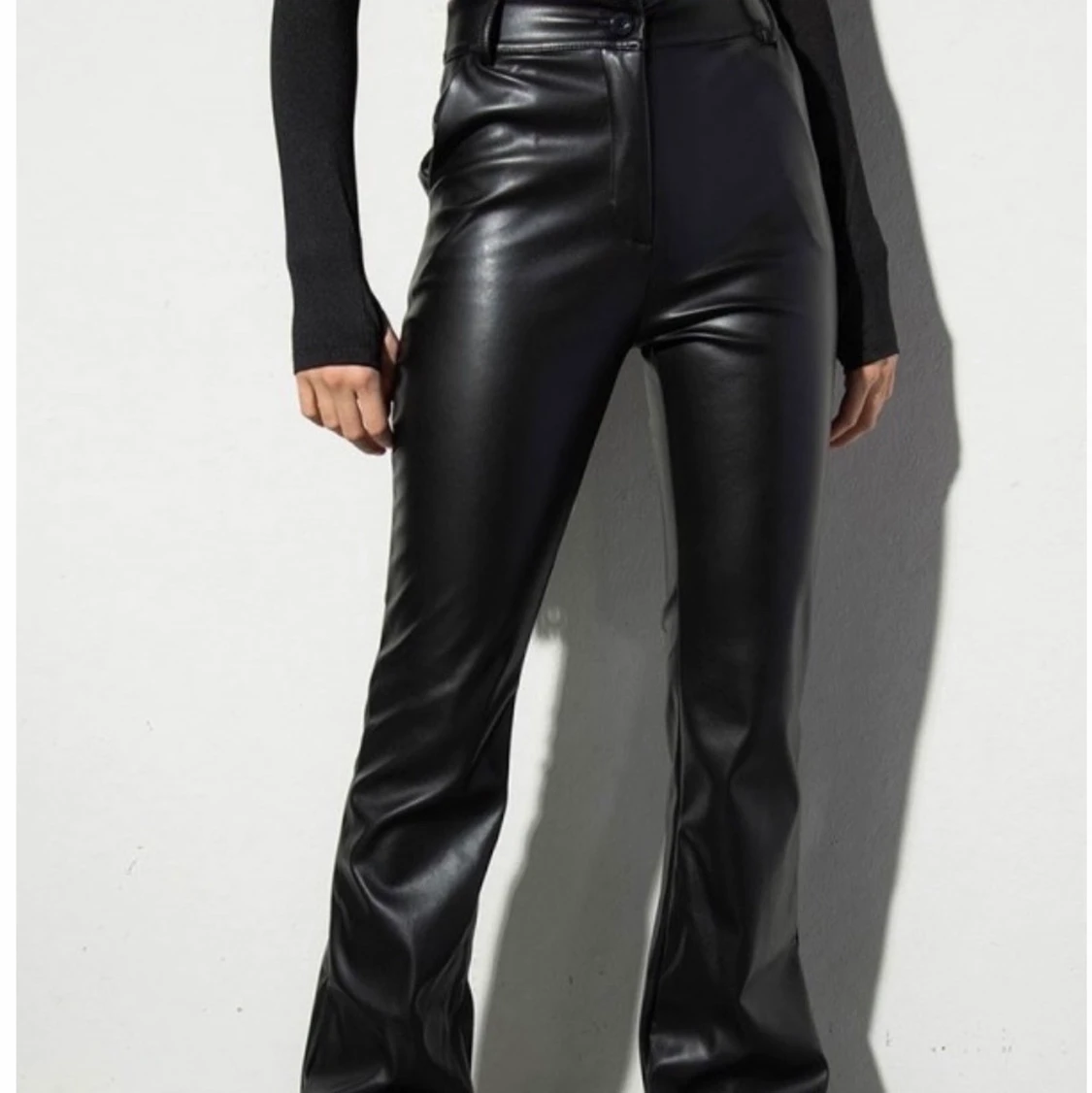 utsvängda skinnbyxor 