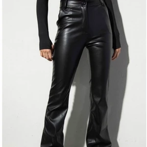 utsvängda skinnbyxor  - Utsvängda skinnbyxor i strl S, säljes pga har ett par likadana, onödigt att ha 2 par. Använda max 5 gånger, skicket är som nya. Ordinarie pris 499kr 