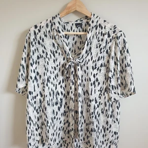 Blus från Gina Tricot strl 40 - Blus från Gina Tricot strl 40. Ca ett år gammal och i fint skick.