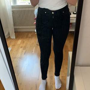 Svarta jeans från Bik Bok stl L. Säljer pga att dom är för stora i midjan. Helt nya! 