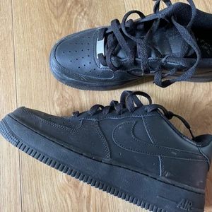 Nike airforce  - Svart Nike airforce, använda 2 gånger. 38,5
