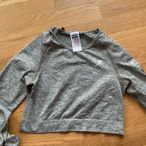 Gymshark  - Croptop med långa armar från gymshark. Storlek M men sitter som S så den är tajt 