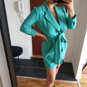 KAVAJ KLÄNNING - En kavajklänning från Boohoo! Från börja en jumpsuit, men omsydd till klänning! Jätte fin på, men aldrig fått användning av den! Storlek 38! Köparen står för frakten!