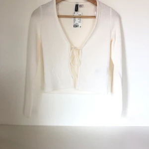 Helt ny topp - Oanvänd hm topp i vitt som är modern nu.🦋💕