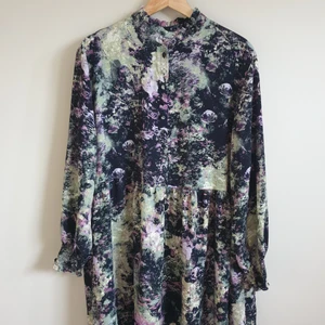 Klänning från Monki strl S  - Klänning från Monki i strl S. Aldrig använd och därför i mycket fint skick. 