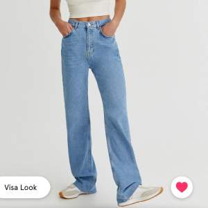 PRIS KAN DISKUTERAS!! Säljer mina favoritjeans från Pull&Bear som blivit för stora :((( Har klippt av benen så att de passar mig som är ca 160 cm, blir typ 163 cm med skor och jeansen går över skorna. Storlek 34, nypris: 399kr, frakt tillkommer