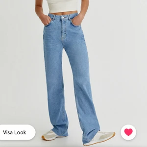 Jeans från Pull&Bear - PRIS KAN DISKUTERAS!! Säljer mina favoritjeans från Pull&Bear som blivit för stora :((( Har klippt av benen så att de passar mig som är ca 160 cm, blir typ 163 cm med skor och jeansen går över skorna. Storlek 34, nypris: 399kr, frakt tillkommer
