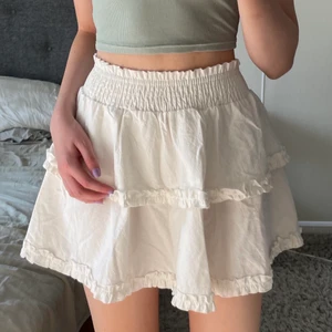 Vit volangkjol - Supersöt kjol med volanger. Lite tjockare material och inte alls genomskinlig som andra vita kjolar kan vara. Säljer då den är lite kort på mig som är 177.🤎🤎