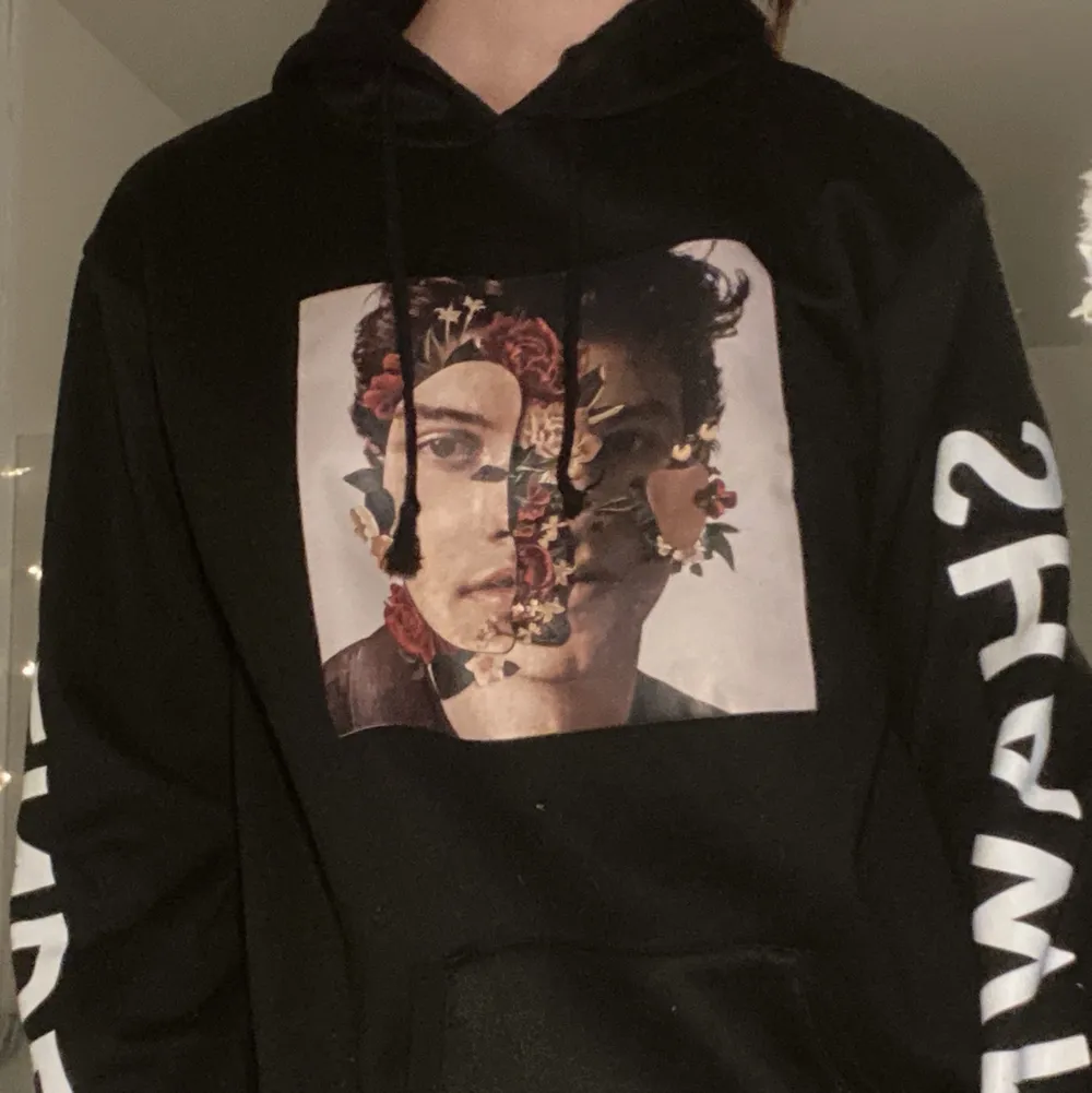 black sweatshirt with shawn mendes in perfect condition. Tröjor & Koftor.
