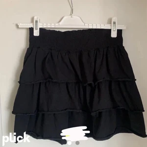 Volangkjol - Säljer denna jättefina vilangkjol som passar till det mesta! Köpt här på plick för ett tag sen och har varit en favorit länge, men den kommer tyvärr inte till användning längre då jag har flera liknande💕 Lånade bilder