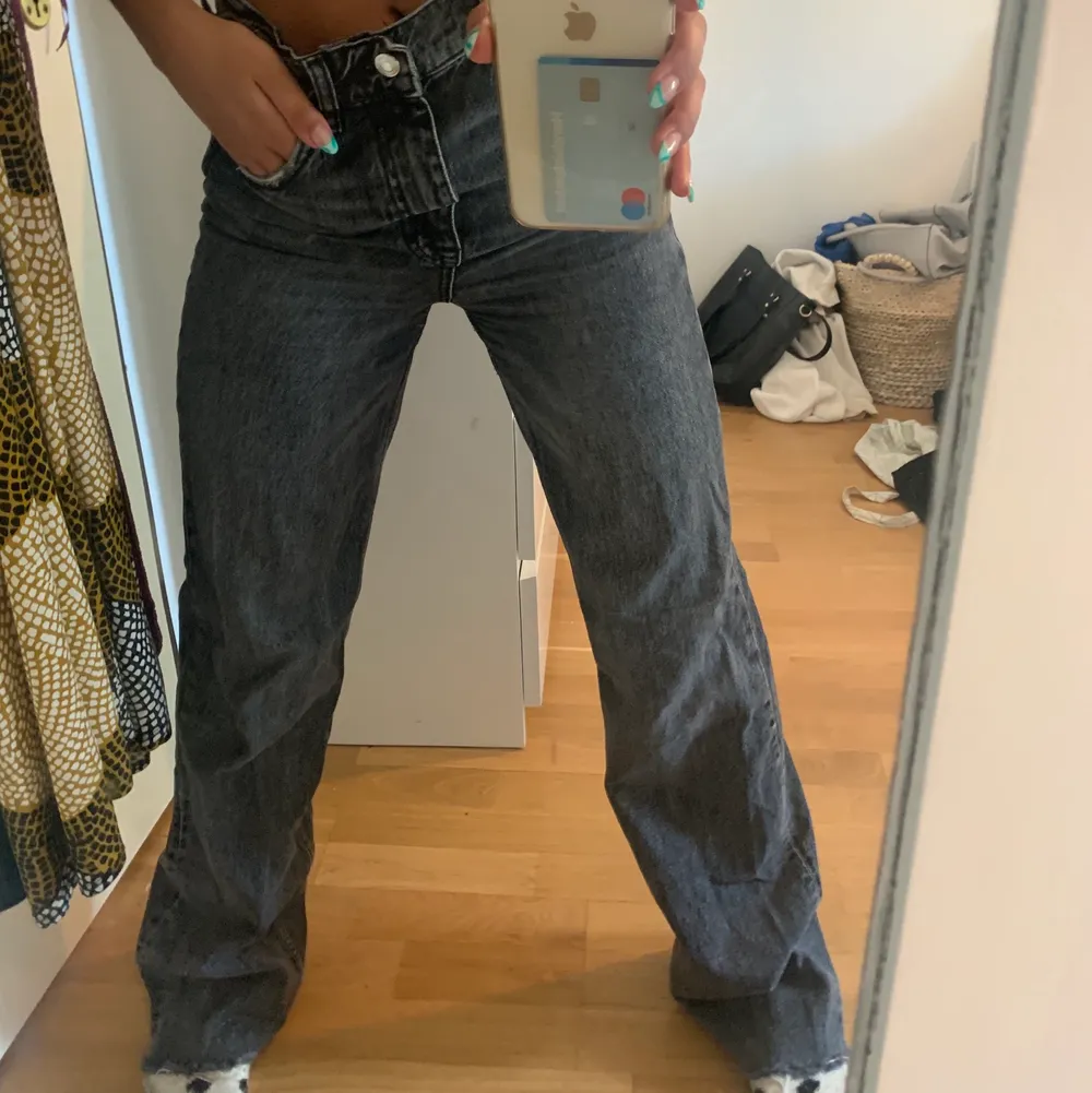 Gråa jeans från zara. Knappt använda säljer då jag har alldeles för många jeans. Storlek S men passar XS-M beroende på hur man vill att de ska sitta. Många intresserade så buda!! (Obs det gäller att buda över startpriset)  KÖP DIREKT FÖR 400kr+frakt. Jeans & Byxor.