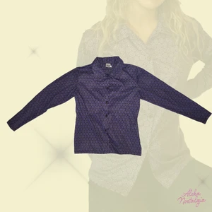 70s skjorta 🍭 - Jättecool skjorta men snyggt mönster 🦋 Materialet är lite stretchigt och i bra kvalitet 💞 skriver storlek L men passar mer en XS-S så som modell på bild. 