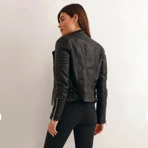 Qhiquelle skinjacka  - Använt några gånger men ser frf gått som ny ut. Köpt för 700kr 