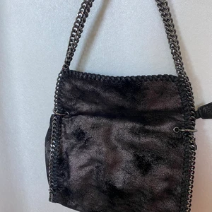 Handväska - Fin svart väska, aldrig använd! Lite glittrig tyget, jättefin!