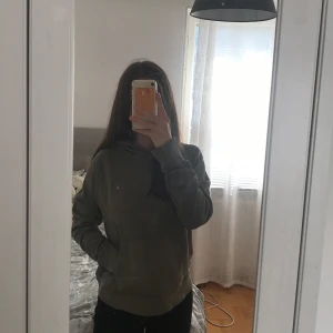 Gant - Denna tröjan är ungefär ett halv år gammal och knappt använd, den är i bra skick då den inte har några skador! Den är mörkgrön med ett litet tryck där de står gant.💗 köpte denna tröja i en storlek större eftersom att jag ville ha en som va lite oversize.