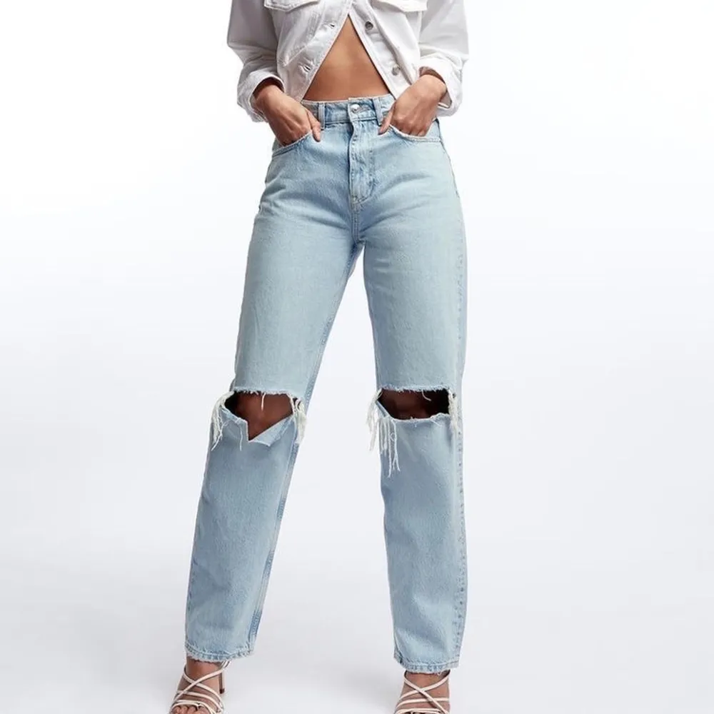 Säljer mina Gina jeans, sömmen vid knät är fof hel och de är endast användas fåtal gånger💕 storlek 34 passar bra på 36. Jeans & Byxor.