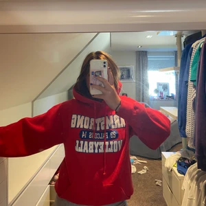 Hoodie med tryck❤️❤️ - Collage hoodie köpt på beyond retro nyligen så endast använd 1 gång av mig🥰 frakt tillkommer på 66kr, vid bud är du fast vid att köpa hoodien🤗