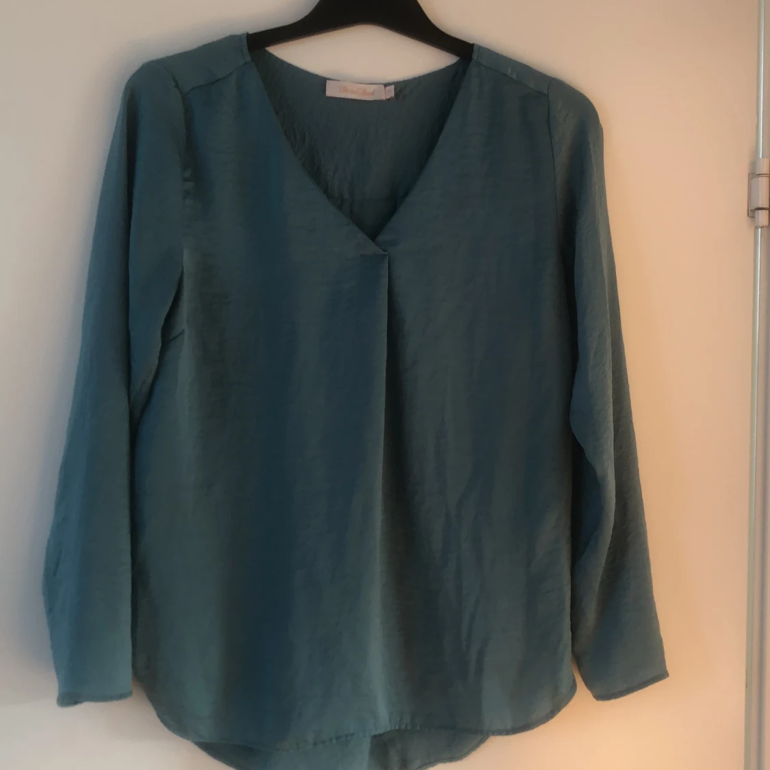 Turkos långärmad blus i silkesmaterial slt 38