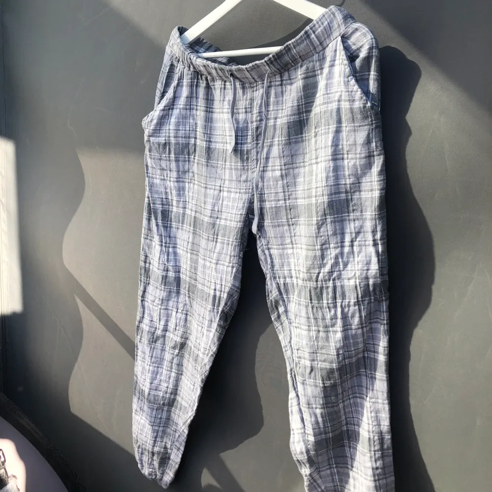 Nu säljer jag mina superhäftiga sköna pyjamasbyxor för att jag inte längre använder de och att de knappt kom till användning. De är i superfint skick och behöver en ny ägare💗💞💓 Hör av dig vid intresse!🤩💞. Jeans & Byxor.