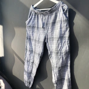 Pyjamasbyxor  - Nu säljer jag mina superhäftiga sköna pyjamasbyxor för att jag inte längre använder de och att de knappt kom till användning. De är i superfint skick och behöver en ny ägare💗💞💓 Hör av dig vid intresse!🤩💞