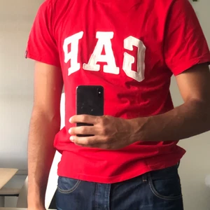 Röd GAP tröja  - Jätte fin färg på tröjan, bekväm material och bra fit. Det står att den passar L men tycker att den passar mer som M ⭐️ Perfekt tröja till sommaren ☀️
