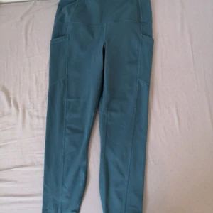 Grön yogga byxor - Storlek M. Har 3 fickor. 