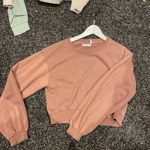sweatshirt från weekday  - en jätte fin rosa croppad sweatshirt från weekday använd men är i bra skick i st s men sitter som en xs , använder inte längre och hoppas att den kommer för användning hos någon annan, 200kr men pris kan diskuteras och köparen står för frakten :)  