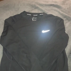 Långarmad tränings tröja från Nike  - Lång armad tränings tröja från Nike med reflex på bröstet ordinarie pris 379kr