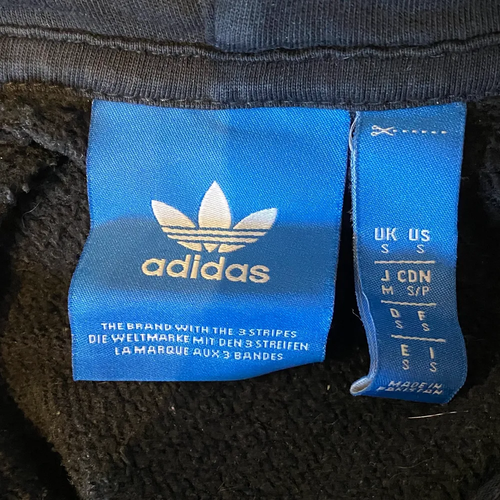 Säljer en svart Adidas hoodie i storlek S. Frakt kostar 79kr, hör av er ifall ni är intresserade🥰. Hoodies.