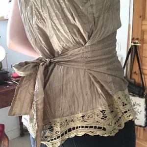 Guldig topp - Guldig topp jag köpt på loppis. Superfina mönster och knytning där bak!