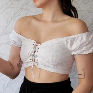 Vit topp - Söt topp från H&M. Justerbar med band fram :)