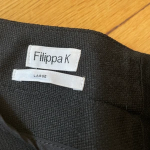 Vida Kostymbyxor FILIPPA K - NYA kostymbyxor från Filippa K. Storlek L, passar även M för mer loose fit. Vida ben och långa i benen! Perfekt för dig som är ca 180.