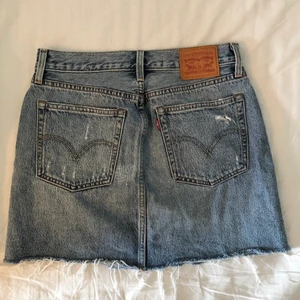 Levis kjol - Fräschaste denimkjolen från Levis, minilängd, nyskick, lite stor i storleken, hör av er vid frågor!
