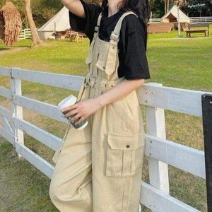 Hängselbyxor med skärp och fickor - Storlek M, säljes då jag fick hem fel storlek. Aldrig använda men grymt snygga :)