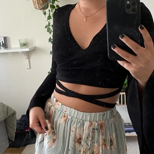 ✨Svart topp✨(strl s) - Super snygg långärmad topp m snörning som jag säljer pga att den nt kommer t användning. Pris kan diskuteras. Köpare står för frakt💘