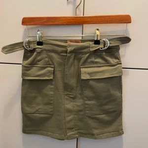 Kjol från Pull & Bear - Kort kjol från Pull & Bear. Jättefin efter en omgång med strykjärnet. Har endast använt den ett par gånger. Obs! Hund finns i hemmet.  Postar med frimärken. Det går också bra att hämta kjolen i Solna.