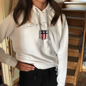 Fila och gant hoddie - Båda är i S(fila hoddien är herr så lite större i storleken) gant hoddien är knappt använd så i bra skick,det enda som är e en liten glögg vid halsen men den syns inte alls 200 för 1 o 400 för båda+frakt