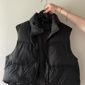 Väst - En svart väst från shein, köpt för 300kr. Är i storlek L men skulle säga att den passar både M och L.