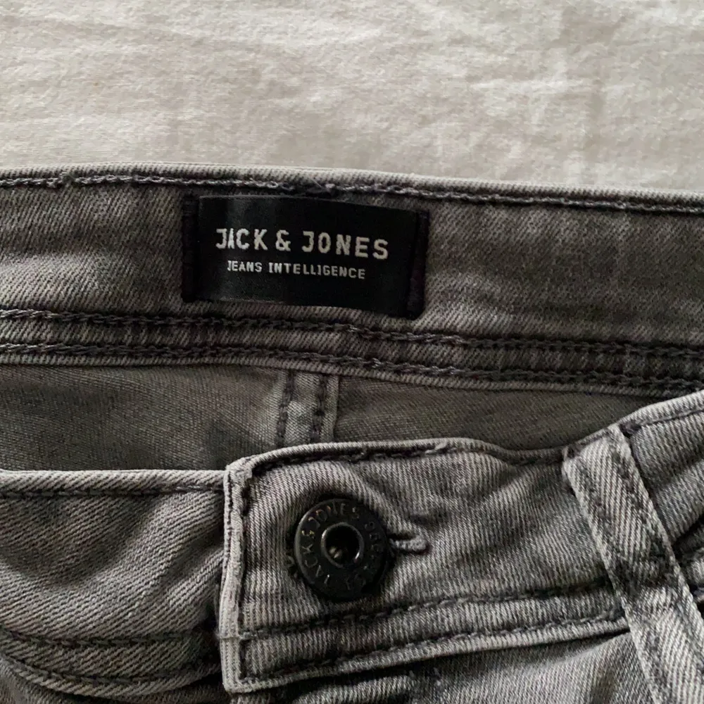 Jack and Jones Jeans till billigt pris, Inköpta i Helsingborg för 999kr. Mitt pris 600kr.  . Jeans & Byxor.