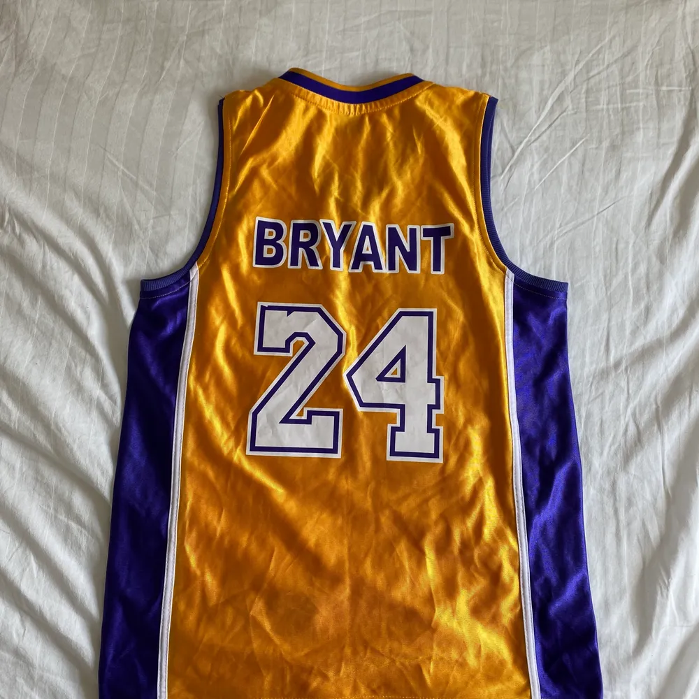 En Kobe Bryant Lakers basketlinne i storlek M. Jag är 184 och den passar perfekt. I bra skick. Skriv privat om du är intresserad eller vill ha fler bilder:) Köparen står för frakt.. Hoodies.