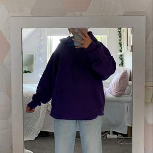 En lila oversized hoodie i storlek M. Mycket bra skick. Kontakta mig privat om du är intresserad eller vill ha flera bilder. Köparen står för frakt. 