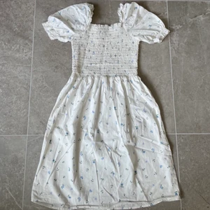 Somrig Monki klänning - Super fin blommig sommarklänning från monki⚡️Passar storlek xs-s💕Skriv för ytterligare bilder✨