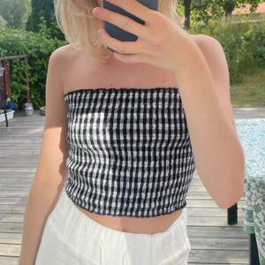 Topp - Rutig tubtopp som aldirg kommit till användning, jätte bra skick💞 Köpt på second hand så vet inte vilket märke de är!