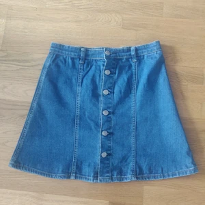 Jeanskjol - Jeanskjol köpt secondhand för två år sen, vet inte vilket märke. Använd en gång. Passar storlek S/M. Passformen är lite utsvängd nertill, har inga fickor