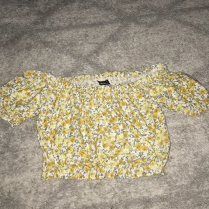 SOMMAR TOPP💛 - Sån fin sommar topp som aldrig är använd, den är testad på 1 gång men har aldrig haft på mig den🌼Skriv för fler bilder eller frågor🥰