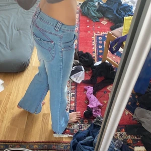 cute lowrise jeans - jättesöta lowrised bootcut jeans men rosa stitching där bak. aningen korta på mig (170)