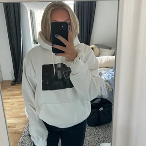 Vit hoodie med tryck - Jag säljer denna fina vita hoodie då den inte kommer till användning. Den är använd ett fåtal gånger så den är fortfrande i fint skick!