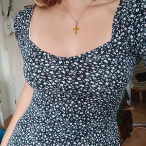 Blommig klänning - Söt blommig klänning, passar s-m. Frakt tillkommer, pris går att diskutera<3
