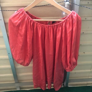 Nu blus stl M - Superfin blus i glansigt material. Stl M. Helt Ny.!!! Från GinaTricot