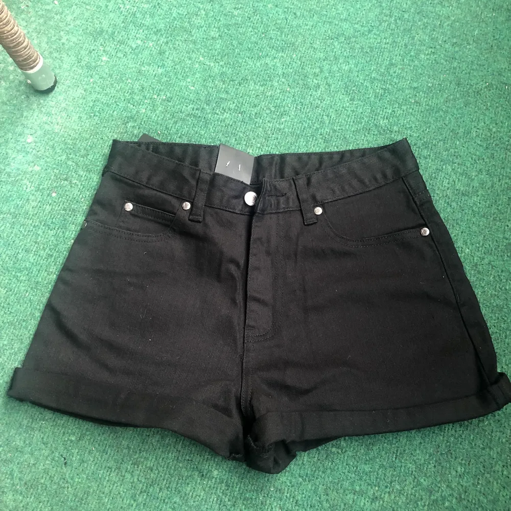 Superfina svarta högmidjade jeansshorts stl 26. Helt Nya!!!. Shorts.